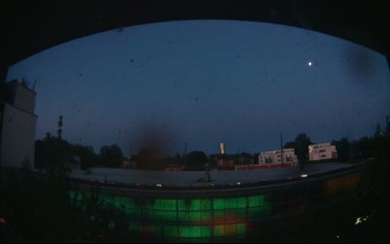 Wetter Kamera - Bild etwa 2MB.Entfernung zum hohen Haus (Exzenterhaus) 740m.Häuser hinter den Bahngleisen 150m.Das Wetter Bild wird alle 3 Minuten aktualisiert.