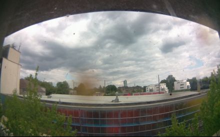 Wetter Kamera - Bild etwa 2MB.Entfernung zum hohen Haus (Exzenterhaus) 740m.Häuser hinter den Bahngleisen 150m.Das Wetter Bild wird alle 3 Minuten aktualisiert.