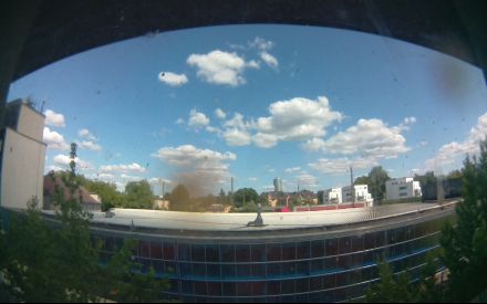 Wetter Kamera - Bild etwa 2MB.Entfernung zum hohen Haus (Exzenterhaus) 740m.Häuser hinter den Bahngleisen 150m.Das Wetter Bild wird alle 3 Minuten aktualisiert.
