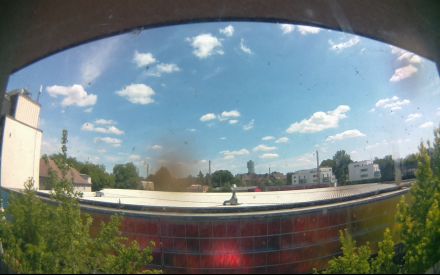 Wetter Kamera - Bild etwa 2MB.Entfernung zum hohen Haus (Exzenterhaus) 740m.Häuser hinter den Bahngleisen 150m.Das Wetter Bild wird alle 3 Minuten aktualisiert.