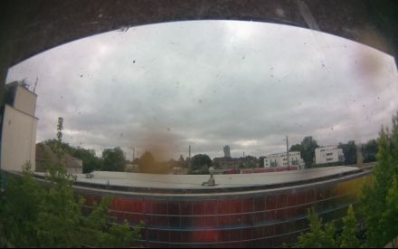 Wetter Kamera - Bild etwa 2MB.Entfernung zum hohen Haus (Exzenterhaus) 740m.Häuser hinter den Bahngleisen 150m.Das Wetter Bild wird alle 3 Minuten aktualisiert.