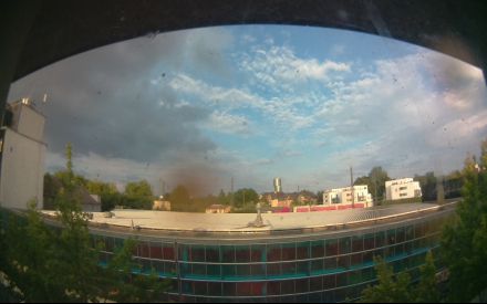 Wetter Kamera - Bild etwa 2MB.Entfernung zum hohen Haus (Exzenterhaus) 740m.Häuser hinter den Bahngleisen 150m.Das Wetter Bild wird alle 3 Minuten aktualisiert.