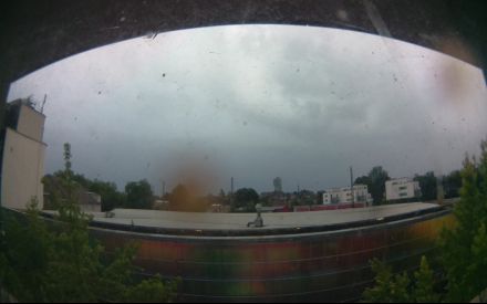 Wetter Kamera - Bild etwa 2MB.Entfernung zum hohen Haus (Exzenterhaus) 740m.Häuser hinter den Bahngleisen 150m.Das Wetter Bild wird alle 3 Minuten aktualisiert.