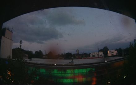 Wetter Kamera - Bild etwa 2MB.Entfernung zum hohen Haus (Exzenterhaus) 740m.Häuser hinter den Bahngleisen 150m.Das Wetter Bild wird alle 3 Minuten aktualisiert.