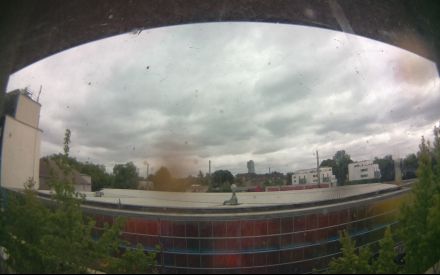 Wetter Kamera - Bild etwa 2MB.Entfernung zum hohen Haus (Exzenterhaus) 740m.Häuser hinter den Bahngleisen 150m.Das Wetter Bild wird alle 3 Minuten aktualisiert.