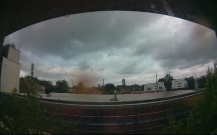 Wetter Kamera - Bild etwa 2MB.Entfernung zum hohen Haus (Exzenterhaus) 740m.Häuser hinter den Bahngleisen 150m.Das Wetter Bild wird alle 3 Minuten aktualisiert.