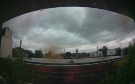 Wetter Kamera - Bild etwa 2MB.Entfernung zum hohen Haus (Exzenterhaus) 740m.Häuser hinter den Bahngleisen 150m.Das Wetter Bild wird alle 3 Minuten aktualisiert.