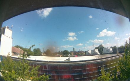 Wetter Kamera - Bild etwa 2MB.Entfernung zum hohen Haus (Exzenterhaus) 740m.Häuser hinter den Bahngleisen 150m.Das Wetter Bild wird alle 3 Minuten aktualisiert.