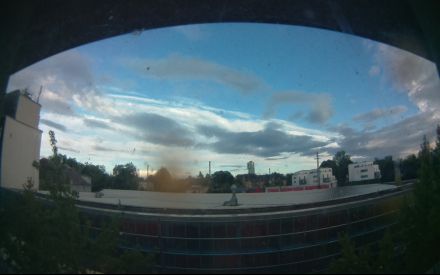 Wetter Kamera - Bild etwa 2MB.Entfernung zum hohen Haus (Exzenterhaus) 740m.Häuser hinter den Bahngleisen 150m.Das Wetter Bild wird alle 3 Minuten aktualisiert.
