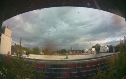 Wetter Kamera - Bild etwa 2MB.Entfernung zum hohen Haus (Exzenterhaus) 740m.Häuser hinter den Bahngleisen 150m.Das Wetter Bild wird alle 3 Minuten aktualisiert.
