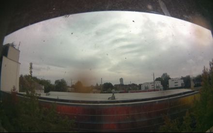 Wetter Kamera - Bild etwa 2MB.Entfernung zum hohen Haus (Exzenterhaus) 740m.Häuser hinter den Bahngleisen 150m.Das Wetter Bild wird alle 3 Minuten aktualisiert.