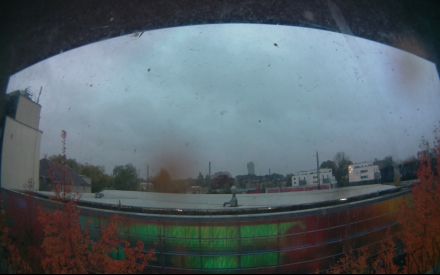 Wetter Kamera - Bild etwa 2MB.Entfernung zum hohen Haus (Exzenterhaus) 740m.Häuser hinter den Bahngleisen 150m.Das Wetter Bild wird alle 3 Minuten aktualisiert.