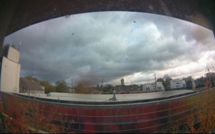 Wetter Kamera - Bild etwa 2MB.Entfernung zum hohen Haus (Exzenterhaus) 740m.Häuser hinter den Bahngleisen 150m.Das Wetter Bild wird alle 3 Minuten aktualisiert.