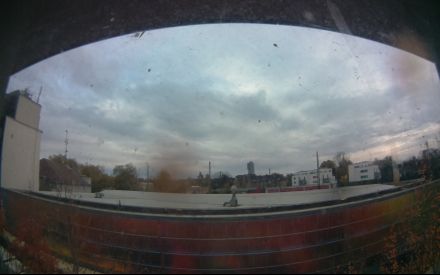 Wetter Kamera - Bild etwa 2MB.Entfernung zum hohen Haus (Exzenterhaus) 740m.Häuser hinter den Bahngleisen 150m.Das Wetter Bild wird alle 3 Minuten aktualisiert.