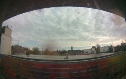 Wetter Kamera - Bild etwa 2MB.Entfernung zum hohen Haus (Exzenterhaus) 740m.Häuser hinter den Bahngleisen 150m.Das Wetter Bild wird alle 3 Minuten aktualisiert.