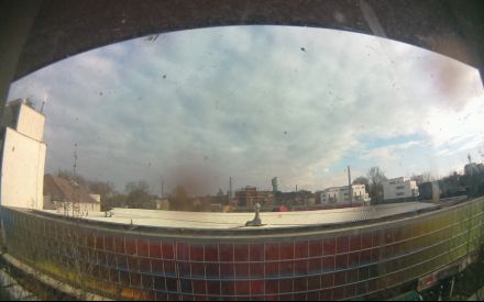 Wetter Kamera - Bild etwa 2MB.Entfernung zum hohen Haus (Exzenterhaus) 740m.Häuser hinter den Bahngleisen 150m.Das Wetter Bild wird alle 3 Minuten aktualisiert.