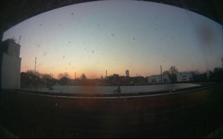 Wetter Kamera - Bild etwa 2MB.Entfernung zum hohen Haus (Exzenterhaus) 740m.Häuser hinter den Bahngleisen 150m.Das Wetter Bild wird alle 3 Minuten aktualisiert.