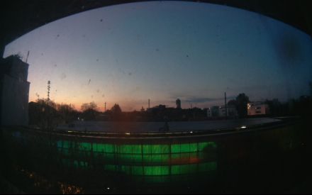 Wetter Kamera - Bild etwa 2MB.Entfernung zum hohen Haus (Exzenterhaus) 740m.Häuser hinter den Bahngleisen 150m.Das Wetter Bild wird alle 3 Minuten aktualisiert.