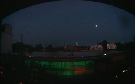 Wetter Kamera - Bild etwa 2MB.Entfernung zum hohen Haus (Exzenterhaus) 740m.Häuser hinter den Bahngleisen 150m.Das Wetter Bild wird alle 3 Minuten aktualisiert.